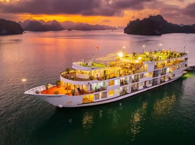 From Hanoi: 4 Day : Ninh Binh - HaLong bay cruise with balcony  