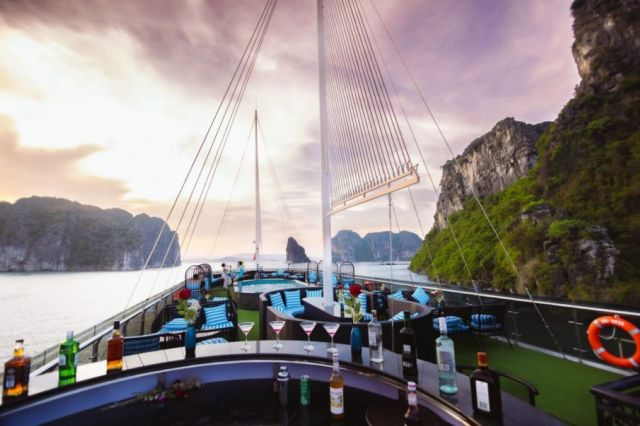 Excursion à la Baie d’Ha Long en bateau de luxe