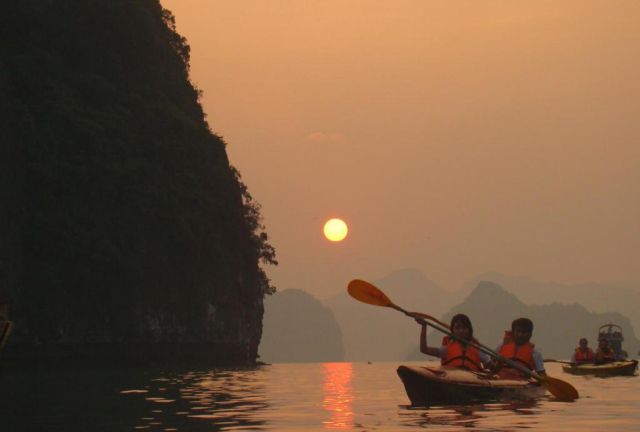 Une nuit d'excursion à la Baie d’Ha Long en bateau deluxe Ruby