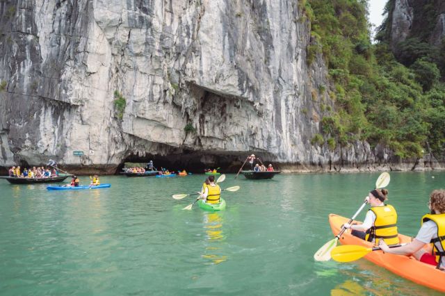 Excursion à la Baie d’Ha Long en bateau de deluxe