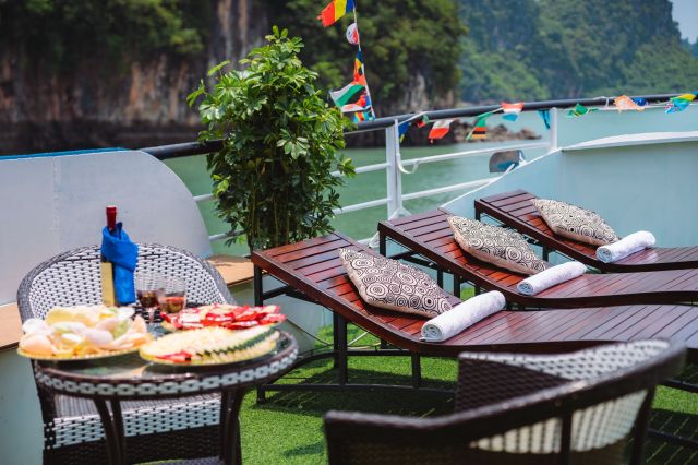 Excursion à la Baie d’Ha Long en bateau de deluxe